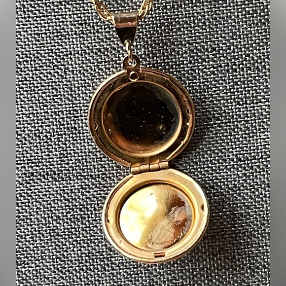 Beautiful Vintage Daisy Locket on chain - Picture 3 of 6